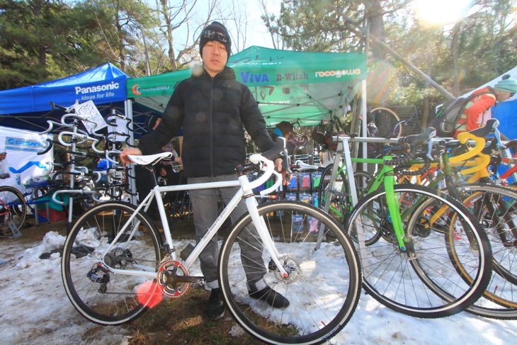 元全日本王者の辻浦圭一さん。自身が開発に携わったバイクを駆り、レースを走った