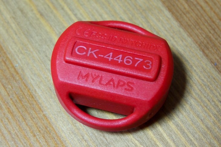 MYLAPSの計測チップはボタン電池が入っており寿命は5年。お値段はなんとびっくり12,000円！