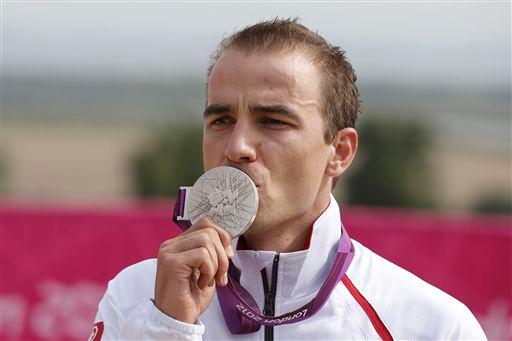 ロンドン五輪MTBクロスカントリー　銀メダルにキスするニノ・シューター（スイス、スコット・オドロ）