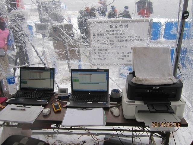 シクロクロス東京における計測機材ブース。 埃や雪、雨から機材を守るため、テントの4隅は閉めきった状態で使用。 右から記録印刷用のプリンタ、計測用PC、計測用PC2（バックアップ）です
