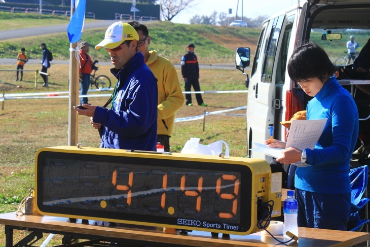 周回チェックや着順は計測と合わせ目視、ビデオ撮影で万全を期す（写真はGPミストラルにて）