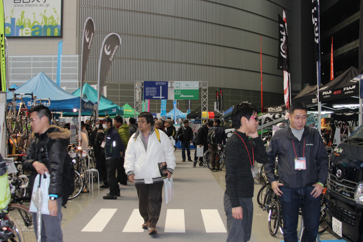 大雪に見舞われた初日だが会場内は多くの来場者で賑わった