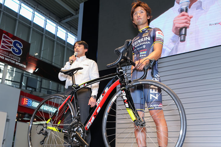 TEAM UKYOの2014シーズン体制発表会でお披露目されたReve