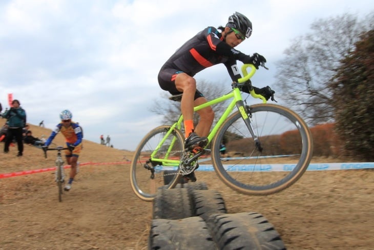 華麗なジャンプテクニックでタイヤを飛び越える伊澤一嘉（Tonic CX Team Japan）