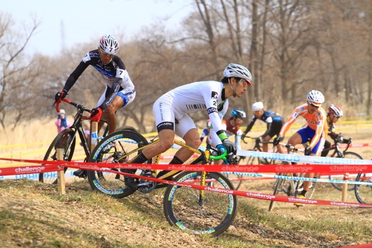 ホールショットをとった山川 惇太郎（Team CHAINRING）が先頭に立つ