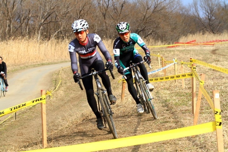 合田正之(cycleclub3UP)と代田和明(SNEL CYCLOCROSS TEAM)のランデブーはゴール直前まで続いた