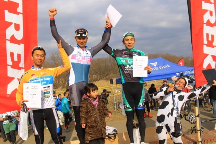 表彰台の3人、優勝の合田正之（cycleclub3UP）、2位代田和明（SNEL CYCLOCROSS TEAM）、3位江下 健太郎（じてんしゃPit）