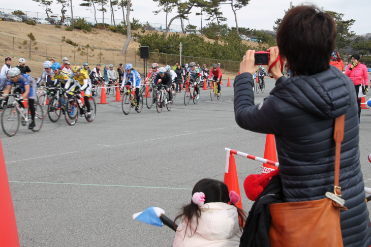 一生懸命走っているお父さんを応援中