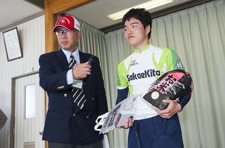 ジュニア上級者、クラス1、女子の総合優勝者には行田産のお米が贈られた