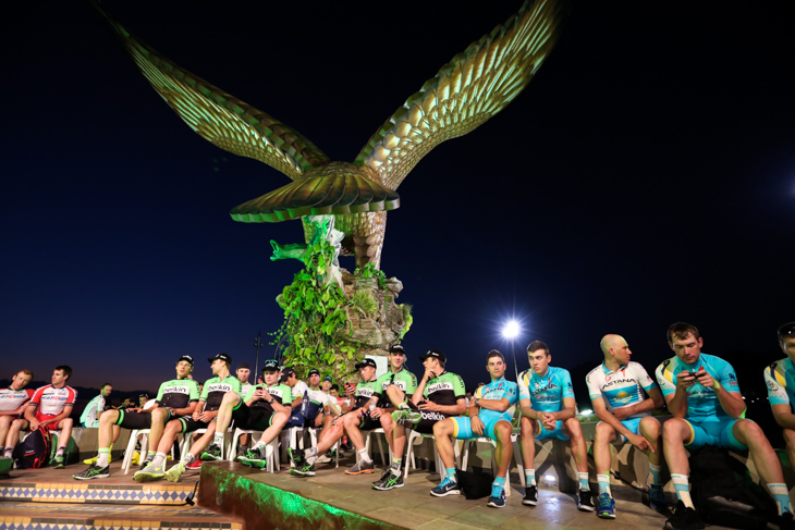 ランカウイ島のシンボルである鷹が選手たちを見下ろす