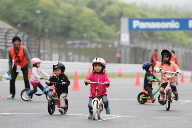 未就学児対象のキッズレースなども行われる