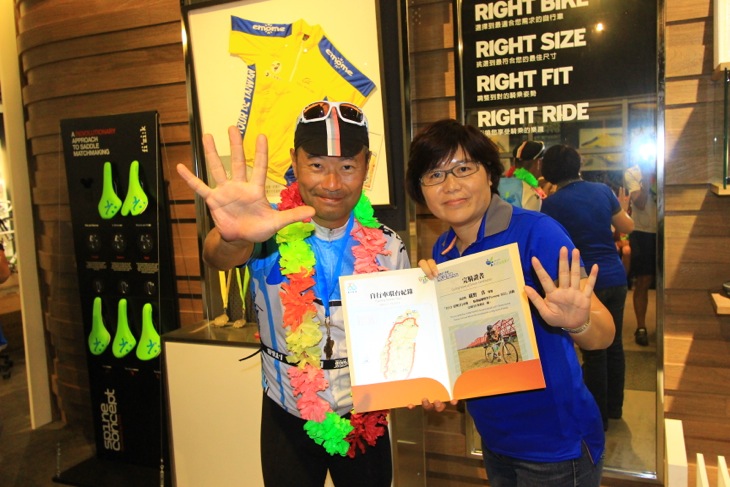 5日で完走の指5本!マネジャーのアリスさんから完走証とメダルで祝してもらった