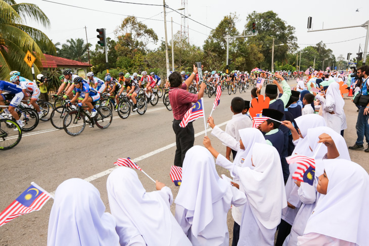 マレーシア国旗で選手たちに声援を送る