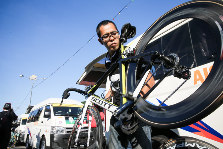 西谷泰治のバイクをチェックする中山直紀メカニック