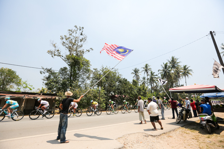 マレーシア国旗が振られるコースを走る