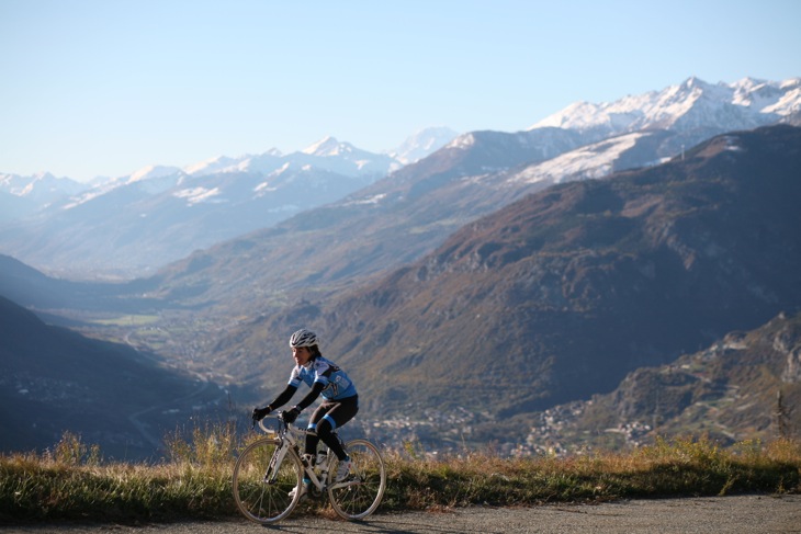 雄大なアオスタ渓谷をバックにサイクリングを満喫できる