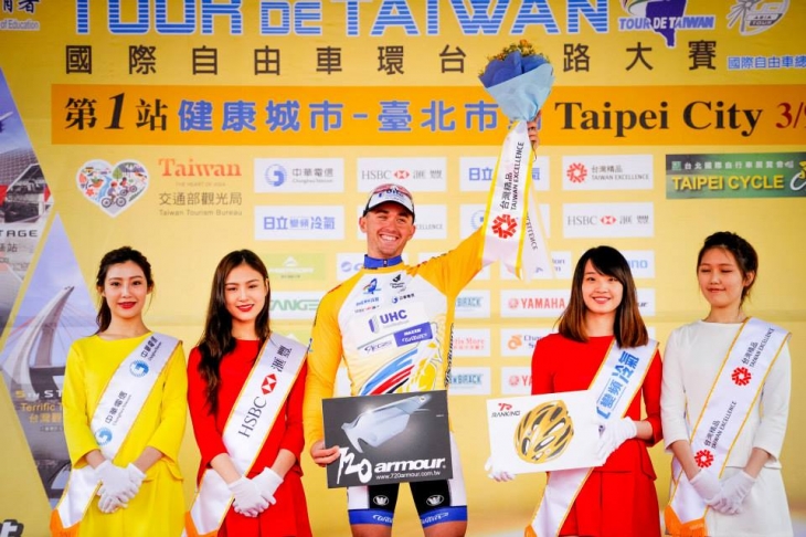リーダージャージに袖を通したルーク・キーオ(アメリカ、ユナイテッドヘルスケア)