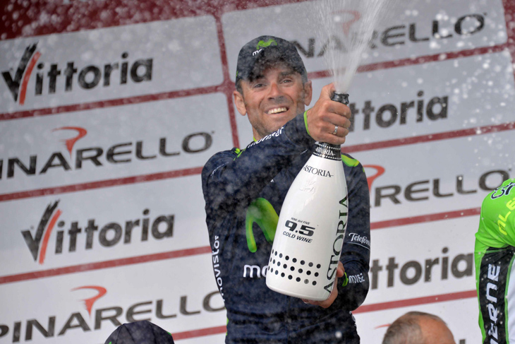 表彰台で祝杯を振るアレハンドロ・バルベルデ（スペイン、モビスター）