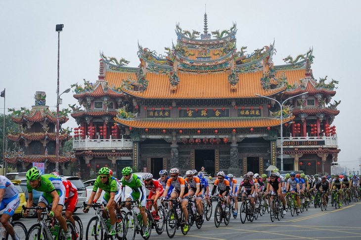 彰化の市内を駆け抜けるツール・ド・台湾第3ステージ