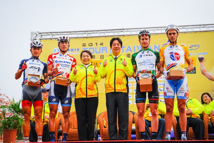 スタート前に並ぶ各賞ジャージ。左はアジアンリーダーの内間康平(日本ナショナルチーム)