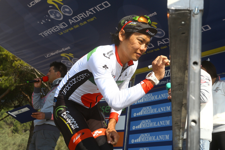 出走サインする新城幸也(ユーロップカー)