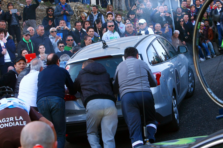 最大勾配30%の「ムーロ・ディ・グアルディアグレーレ」で車が悲鳴を上げる