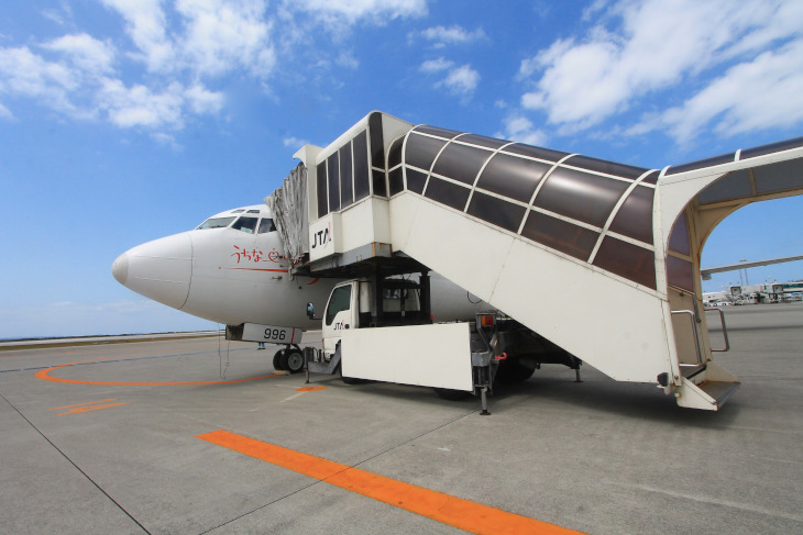 那覇空港で小さなB737-400に乗る。タラップを使うのも離島便ならではの楽しみ