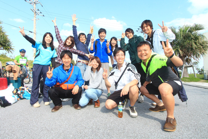 大分から卒業旅行でやってきたという大学生グループ。全員レンタサイクルだ