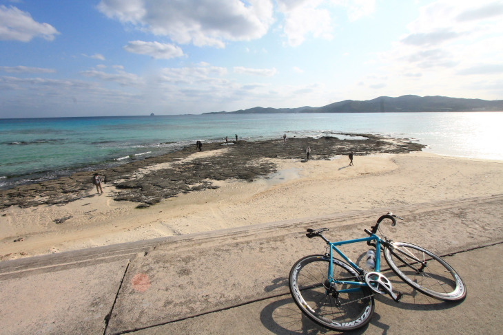 バイクを置いて、暫く海岸脇でゆったりと過ごす