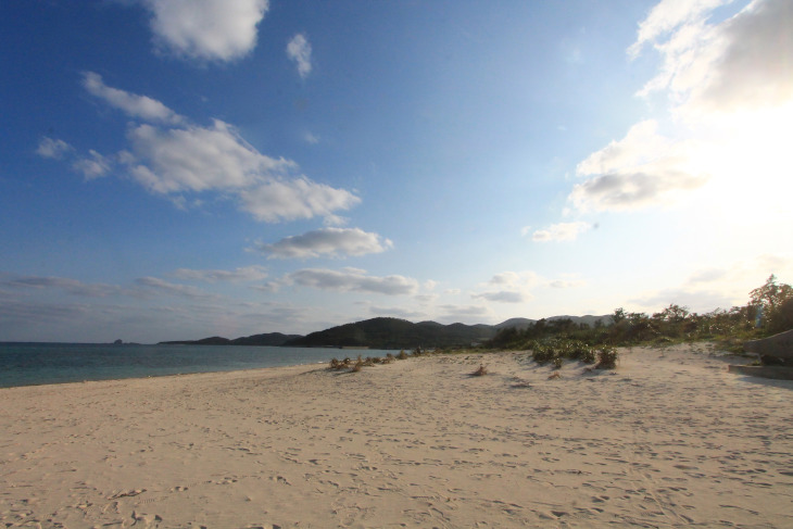「日本の渚百選」に選ばれたイーフビーチでゆったりと過ごす