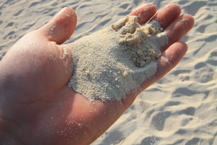 イーフビーチの砂は細かく極上。是非この先にある「はての島」を訪れてみたいと思った