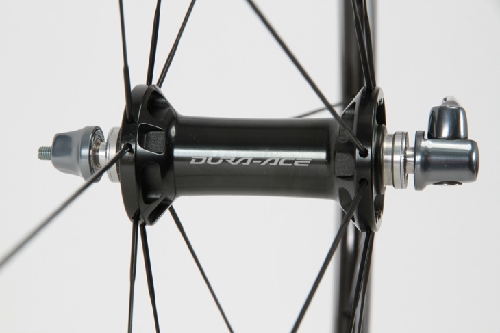 ハブに輝く「DURA-ACE」ロゴ