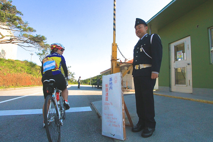 自衛官が見守る中、車列は基地内へとはいっていく