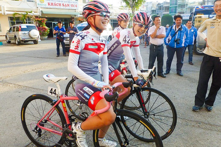 第7ステージ レース前に明るい表情をみせる選手達