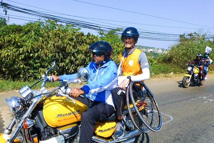 オートバイからサポートをする中村仁メカニック(Hi-Bike)。サポートの一般的な形式