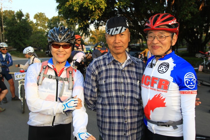 70歳オーバーの加藤さん(カトーサイクル)も5回目の参加。中央は新城幸也がタイの「父ちゃん」と慕う中川茂さん(タイ在住)