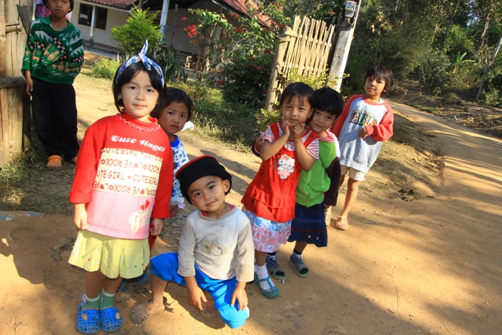 沿道では子どもたちが可愛い応援をしてくれる