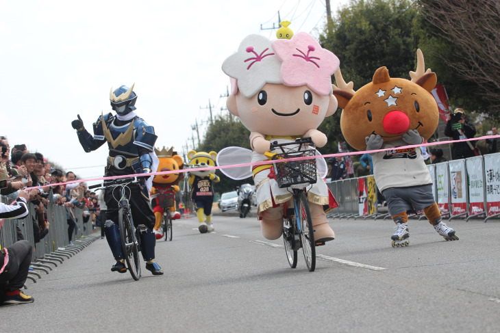 世界初?県内のゆるキャラ達によるクリテリウム