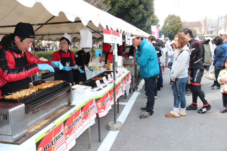 地の食材が集まった飲食ブース。お昼時には長蛇の列ができた