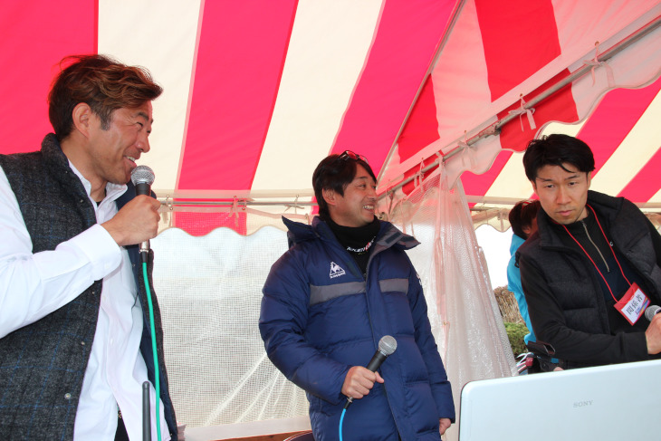 実況・解説でレースを盛り上げたMCアリーさん（左）、片山右京さん（中）、栗村修さん（右）