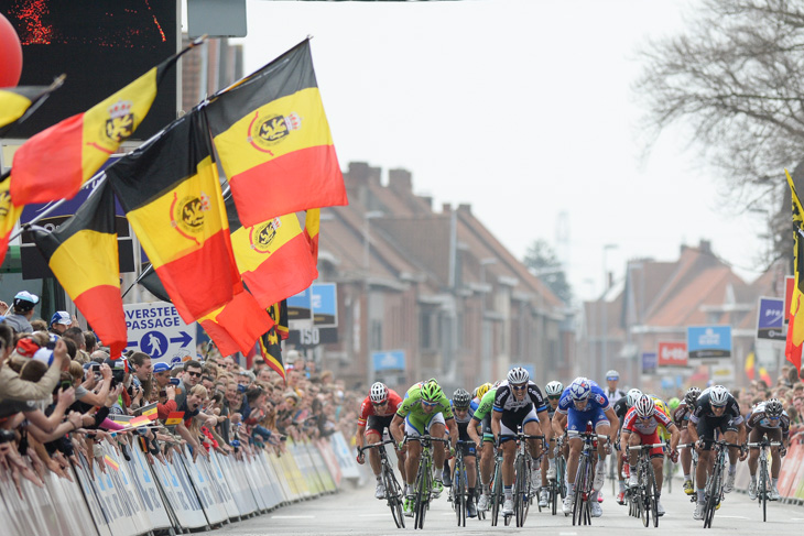 ベルギー国旗が翻る中でのゴールスプリント