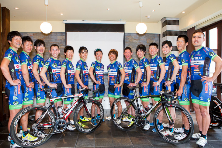 シエルヴォ奈良MIYATA-MERIDAサイクリングチーム2014メンバー14名全員が揃う