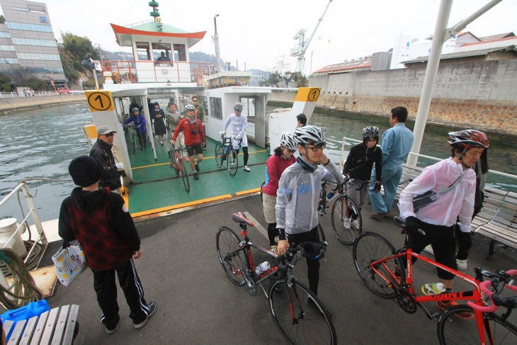 向島についたら自転車を押して船から降ります