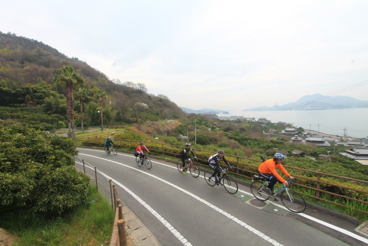 島と島をつなぐ橋へのアプローチを上っていく