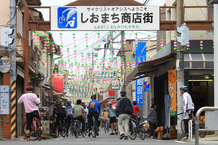 生口島中心部にあるしおまち商店街は町をあげてのサイクリスト歓迎ムード