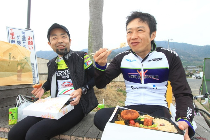 サンセットビーチで食べるお昼ご飯はうまい！