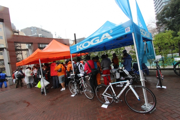 ゴール地点のオランダ大使館では同国を代表する自転車ブランドKOGAがブース出展していた