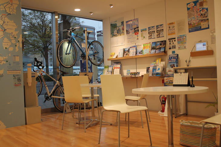 しまなみ海道の観光・サイクリング情報が集まったコーナーが店内に設置されている