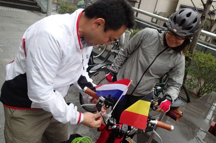 自転車にベルギーとオランダ両国の国旗を装着