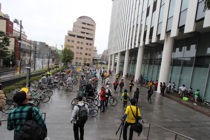 雨にも関わらず大勢のベルギー大使館前には大勢のサイクリストが集まった